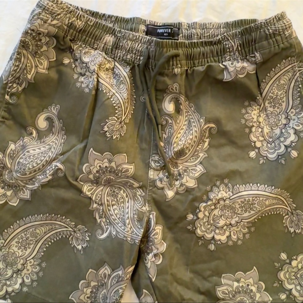 Forever 21 Men’s Paisley Print Shorts in Olive Green | NEW | size M - Picture 8 of 8